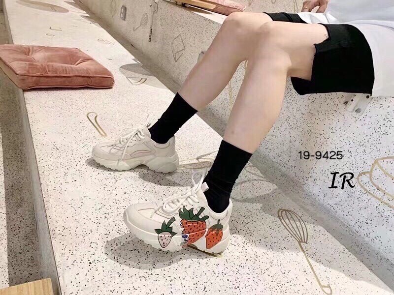 รองเท้าผ้าใบหนังพียูลายสตอเบอรี่